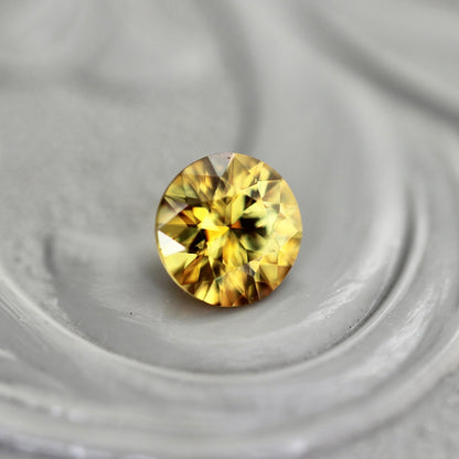 スフェーン 0.26ct 4mm 【MJ2427】