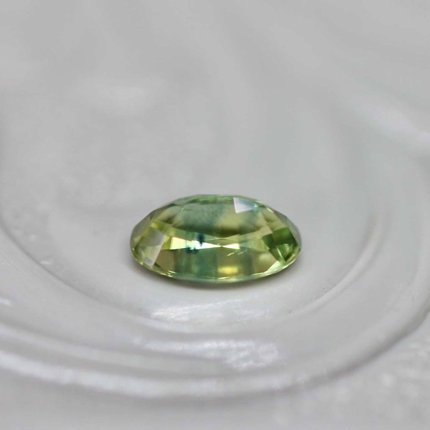 モンタナサファイア 0.32ct オーバルカット  5.1mm×3.1mm×2.3mm【MJ2735】