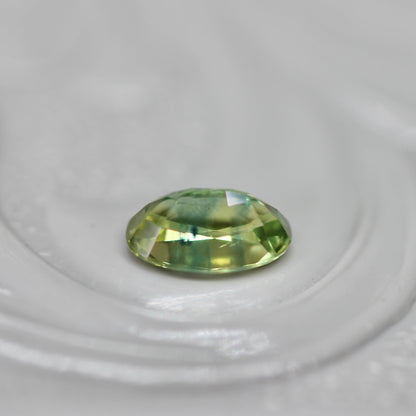 モンタナサファイア 0.32ct オーバルカット  5.1mm×3.1mm×2.3mm【MJ2735】