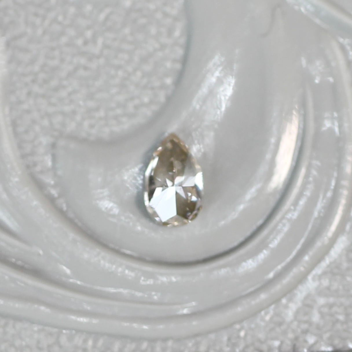 シャンパンブラウンダイヤモンド 0.09ct ペアシェイプカット  3.8mm×2.4mm×1.4mm【MJ2628】