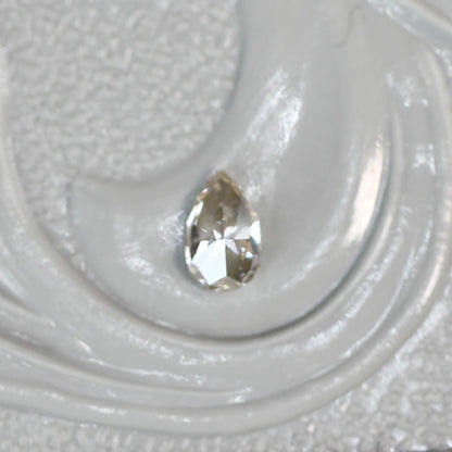 シャンパンブラウンダイヤモンド 0.09ct ペアシェイプカット  3.8mm×2.4mm×1.4mm【MJ2628】