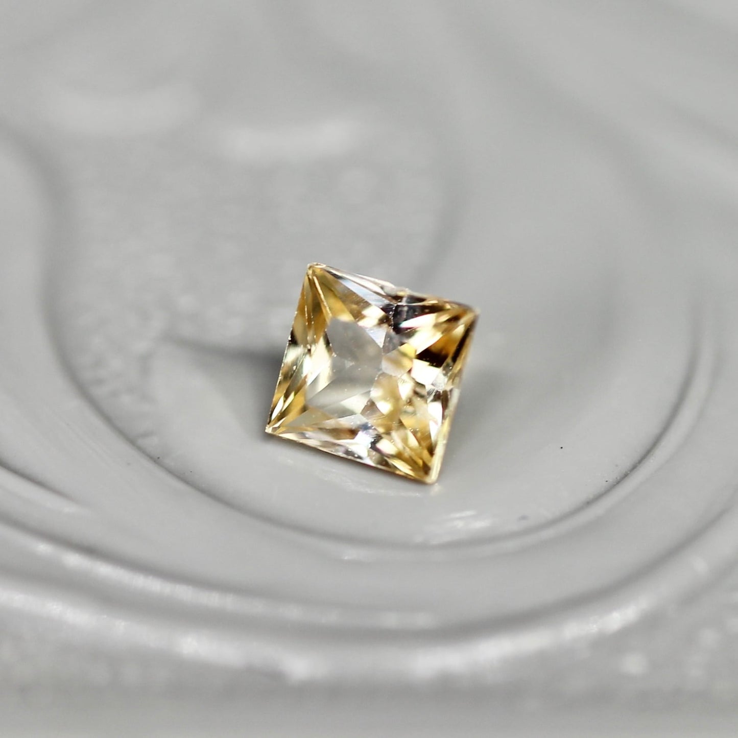 バイカラーサファイア 0.24ct スクエアカット 3.2mm×3.2mm×2.2mm【MJ2689】