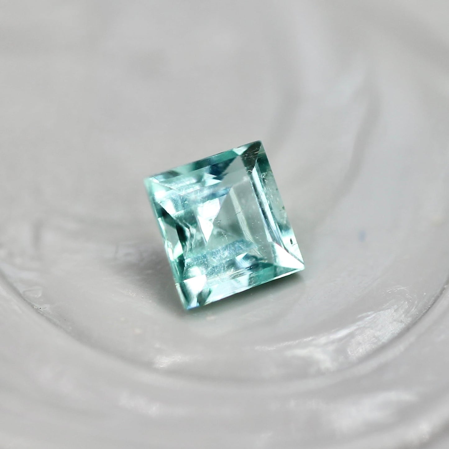 パライバカラーベリル 0.14ct スクエアカット 3.2mm×3.2mm×2.3mm【MJ2714】