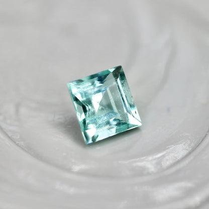 パライバカラーベリル 0.14ct スクエアカット 3.2mm×3.2mm×2.3mm【MJ2714】