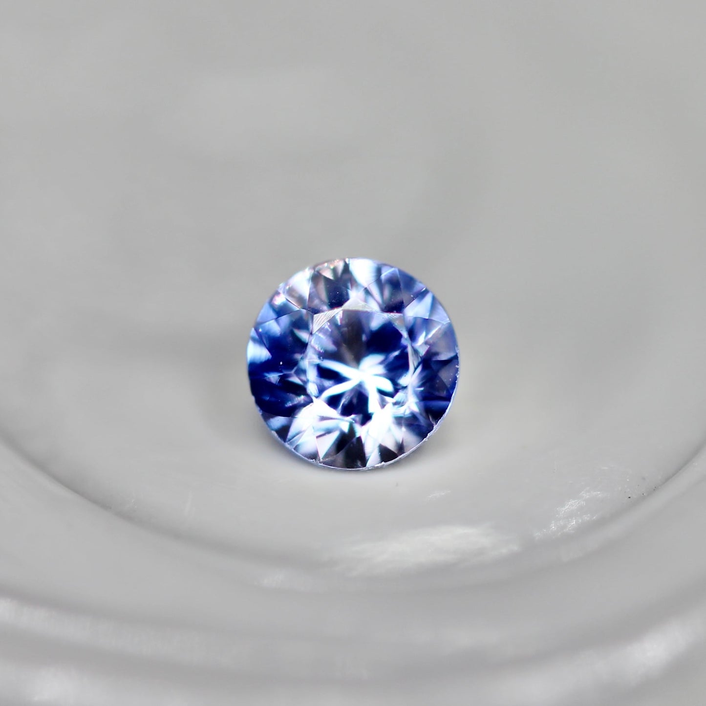 バイカラーサファイア 0.12ct ラウンドカット  2.9mm×2.9mm×2.1mm【MJ2552】