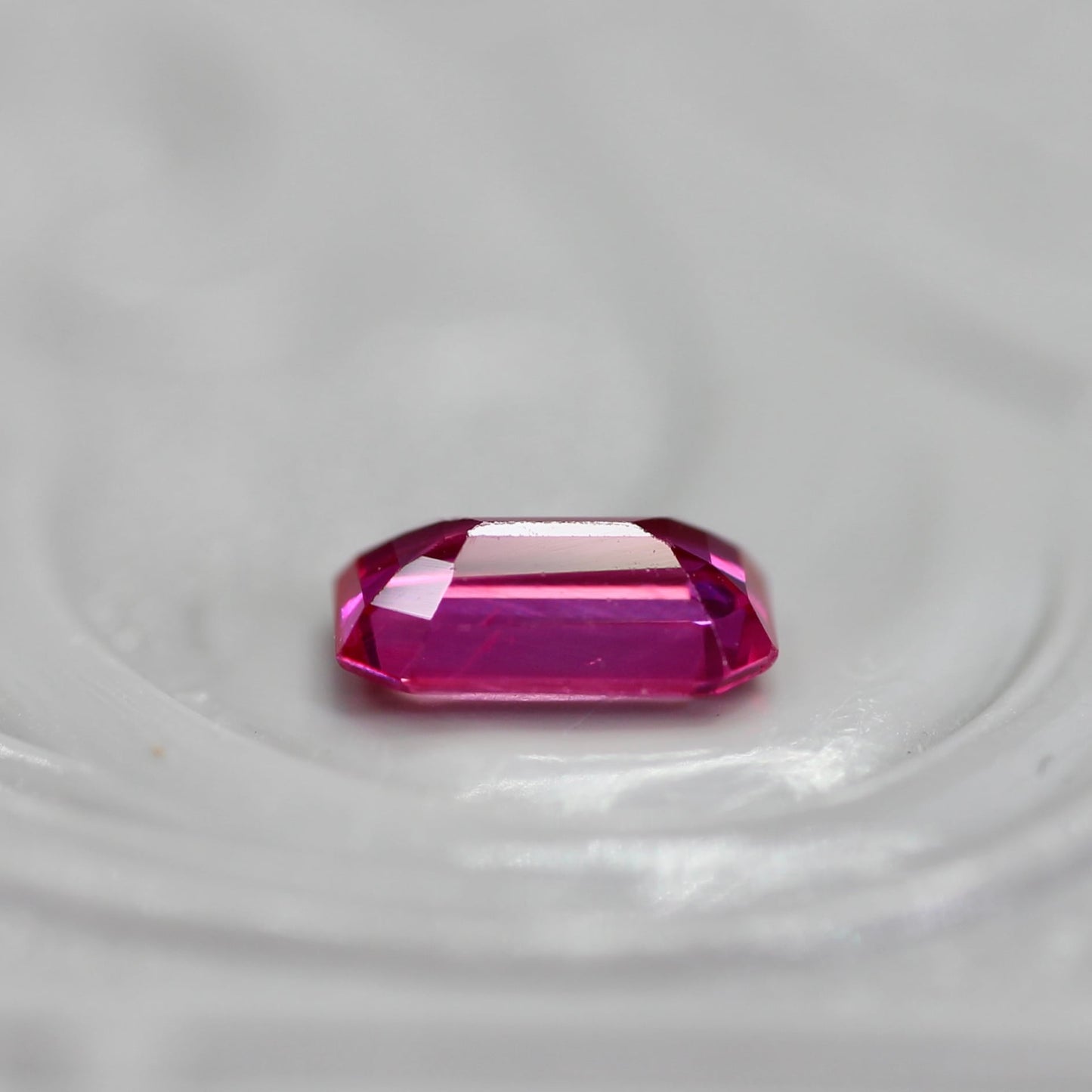 ルビー 0.32ct エメラルドカット 4.9mm×3.1mm×1.8mm【MJ2751】