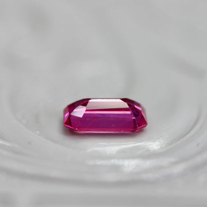 ルビー 0.32ct エメラルドカット 4.9mm×3.1mm×1.8mm【MJ2751】