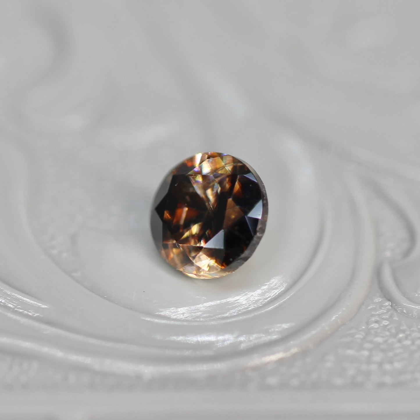 ラウンドカット バイカラーキャシテライト 1.23ct 4.7mm×4.7mm×3.2mm【MJ2617】