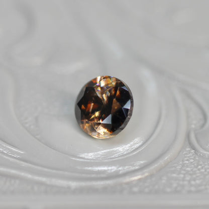 ラウンドカット バイカラーキャシテライト 1.23ct 4.7mm×4.7mm×3.2mm【MJ2617】