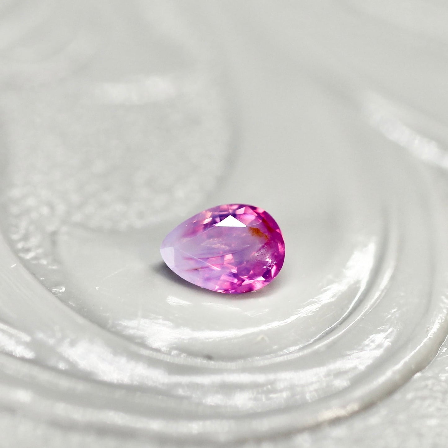 ペアシェイプ カット シルキーパープルピンク バイカラーサファイア　0.12ct  3.2mm×2.3mm×1.3mm 【MJ2523】