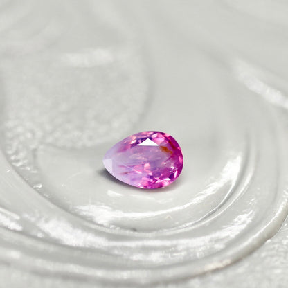 ペアシェイプ カット シルキーパープルピンク バイカラーサファイア　0.12ct  3.2mm×2.3mm×1.3mm 【MJ2523】