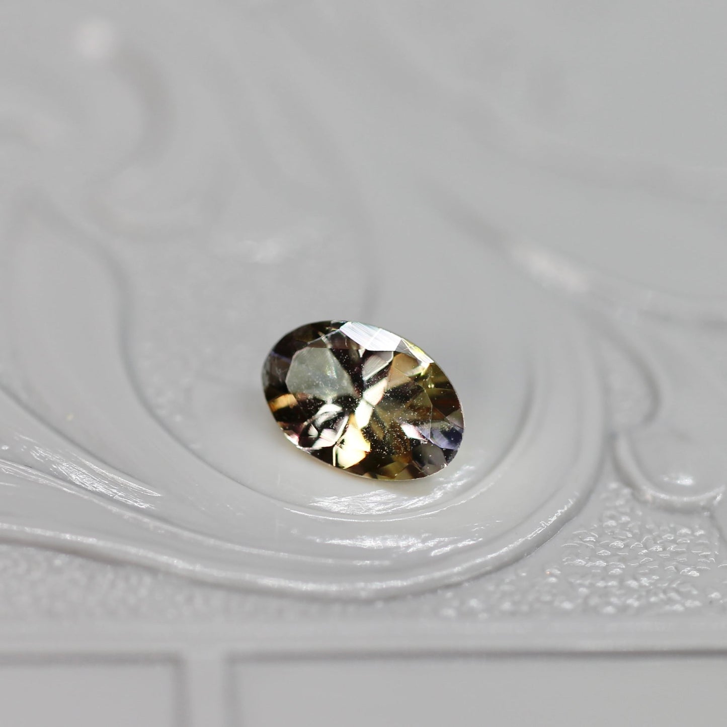 オーバルカット バイカラーゾイサイト 0.42ct  5.7mm×3.7mm×2.3mm 【MJ2531】
