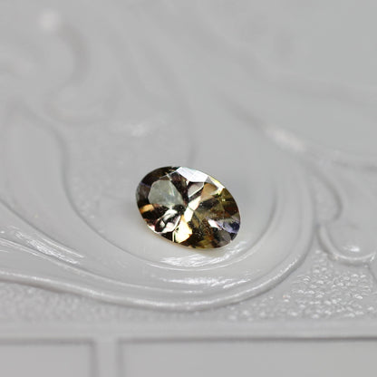 オーバルカット バイカラーゾイサイト 0.42ct  5.7mm×3.7mm×2.3mm 【MJ2531】