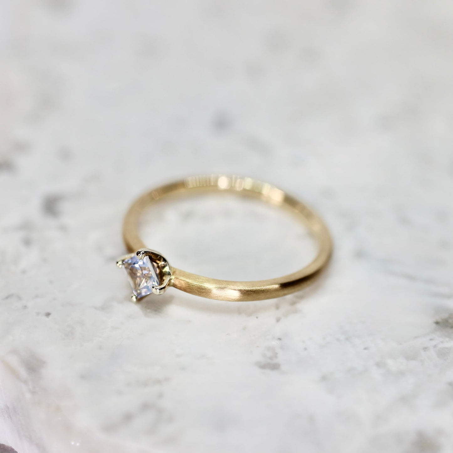 シルキーホワイトサファイア 0.3ct プリンセスカット K10WG×K10YG 4本爪(立て爪)×テーパーアーム(マット)【MJ2845】