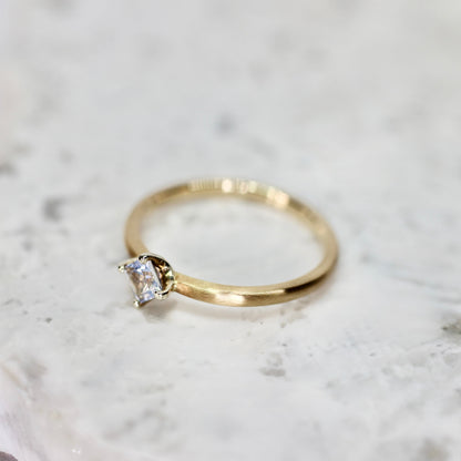 シルキーホワイトサファイア 0.3ct プリンセスカット K10WG×K10YG 4本爪(立て爪)×テーパーアーム(マット)【MJ2845】