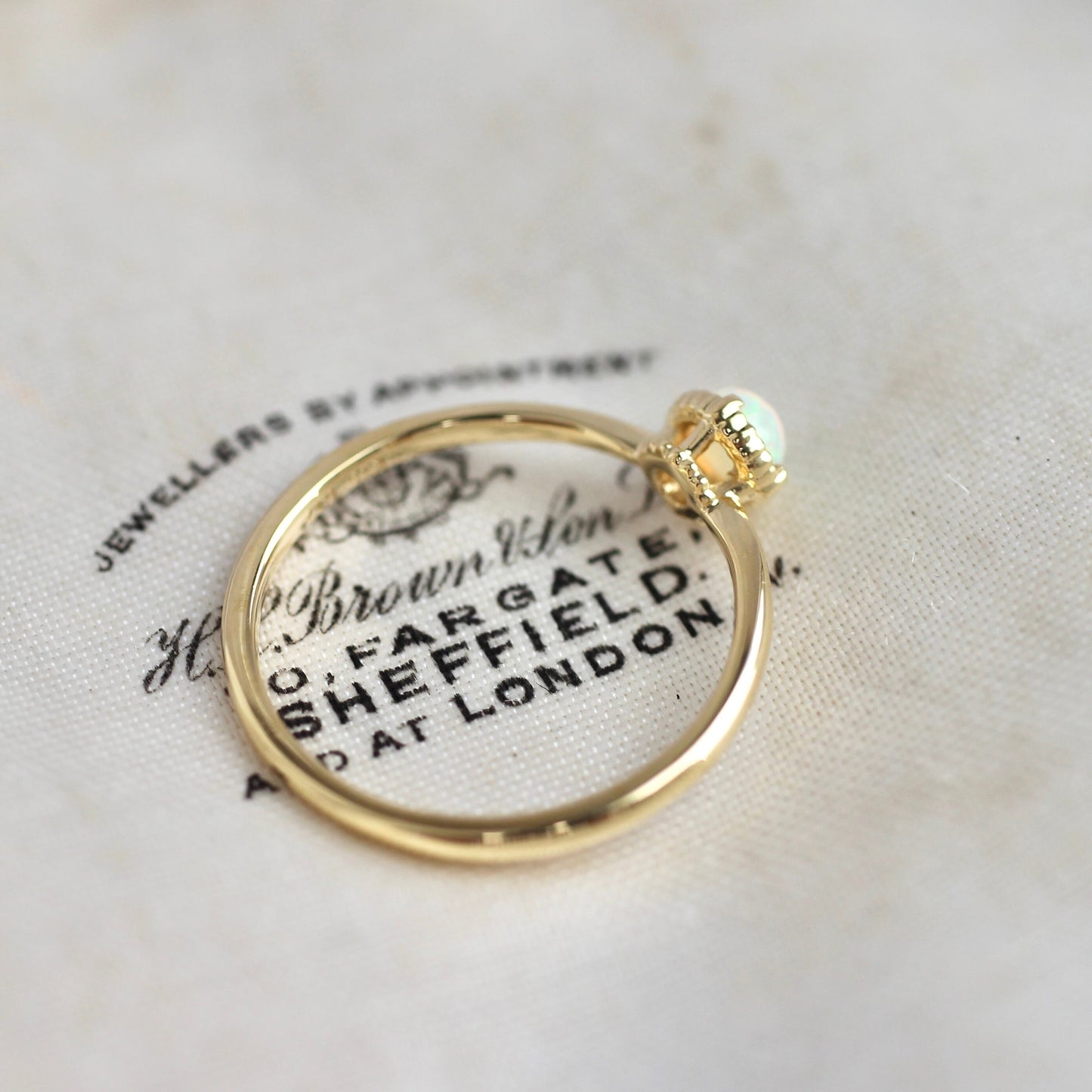 オパール 0.17ct K18YG ミルフレーム×絞りアーム リング 【MJ2402】