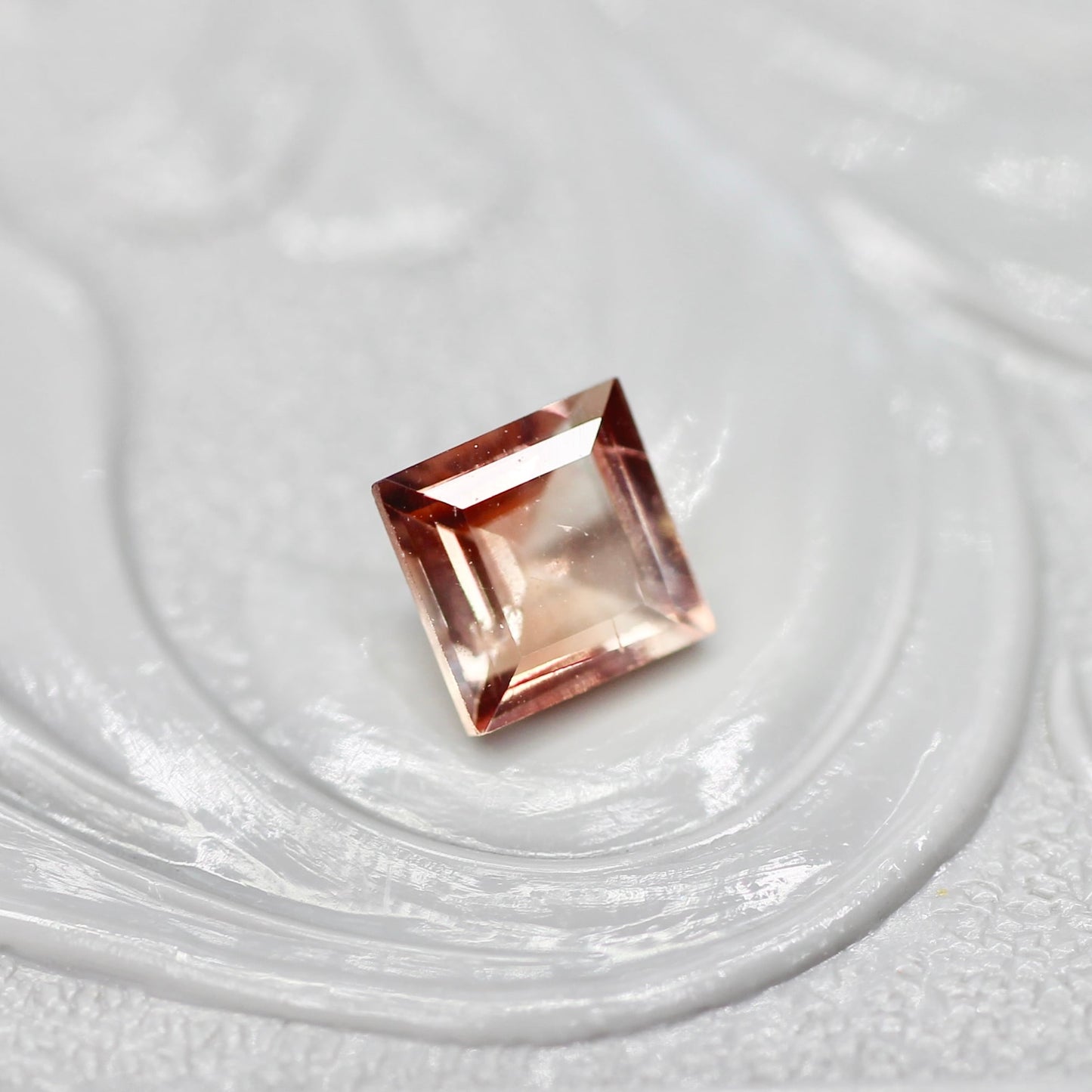 バイカラーラブラドライト 0.30ct スクエアカット 4.3mm×4.2mm×2.5mm【MJ2696】