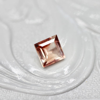バイカラーラブラドライト 0.30ct スクエアカット 4.3mm×4.2mm×2.5mm【MJ2696】