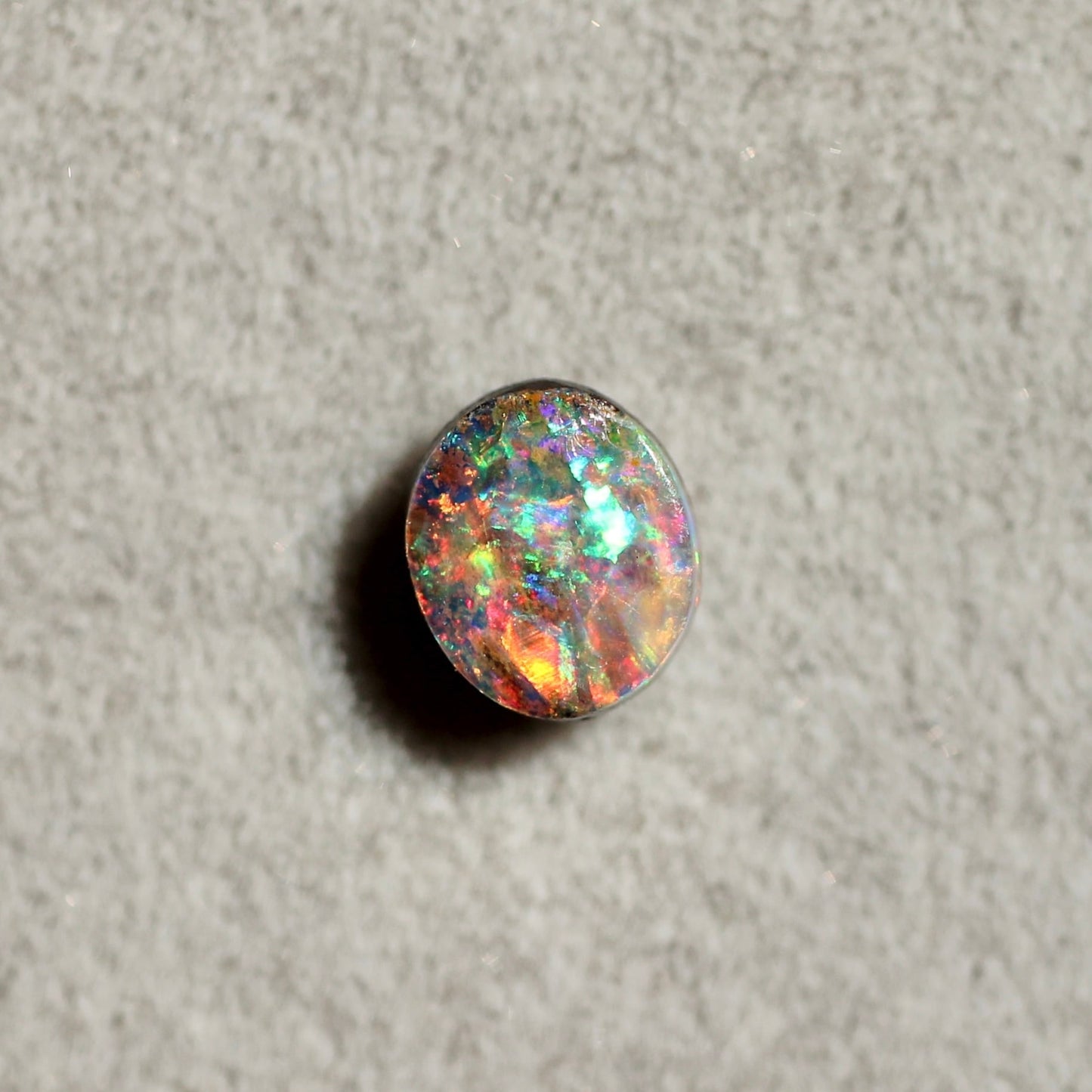 ボルダーオパール 0.38ct オーバルカボションカット 5.2mm×4.6mm×2.0mm【MJ2648】