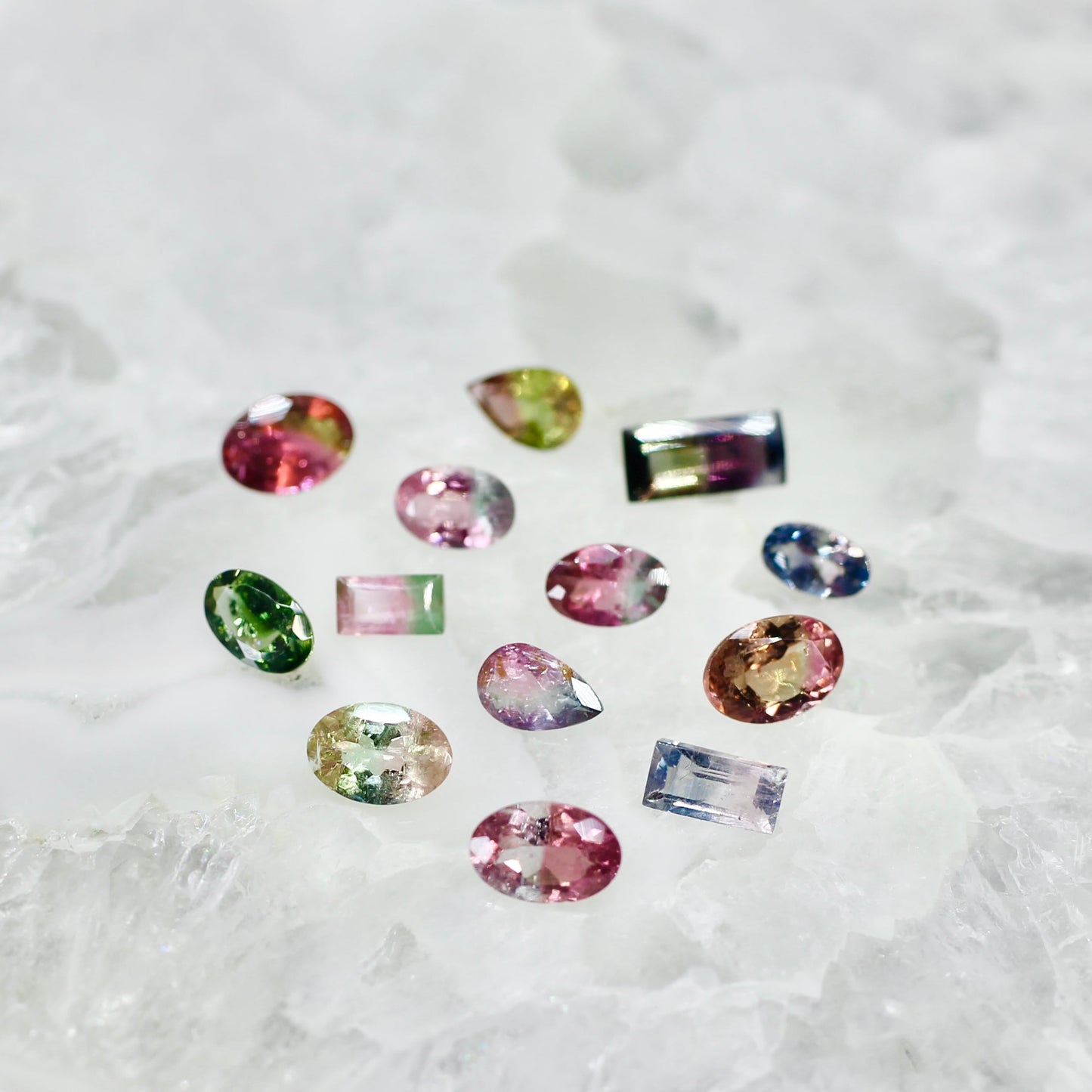 オーバルカット バイカラートルマリン 0.58ct  6.4mm×4.5mm×2.2mm【MJ2567】