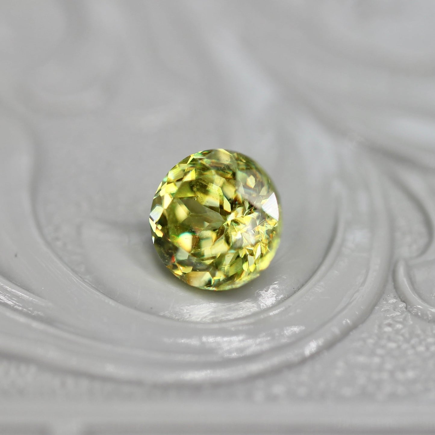 スフェーン 0.74ct ラウンドカット 4.9mm×4.9mm×3.4mm【MJ2721】