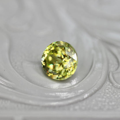 スフェーン 0.74ct ラウンドカット 4.9mm×4.9mm×3.4mm【MJ2721】