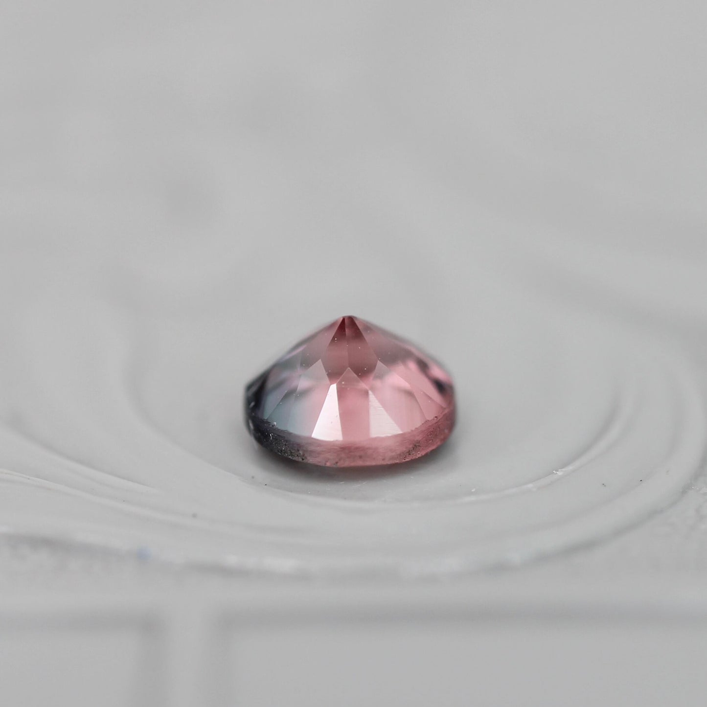 バイカラートルマリン 0.53ct ラウンドカット 5.0mm×5.0mm×3.1mm【MJ3042】