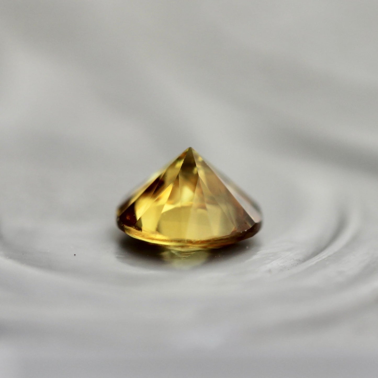 スフェーン 0.26ct 4mm 【MJ2427】