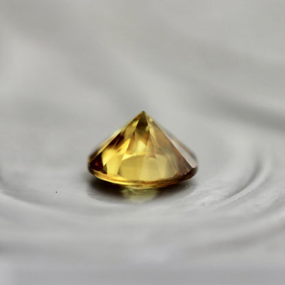 スフェーン 0.26ct 4mm 【MJ2427】