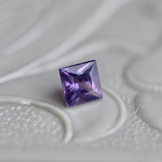 バイカラーサファイア 0.19ct 3mm×3mm 【MJ2419】