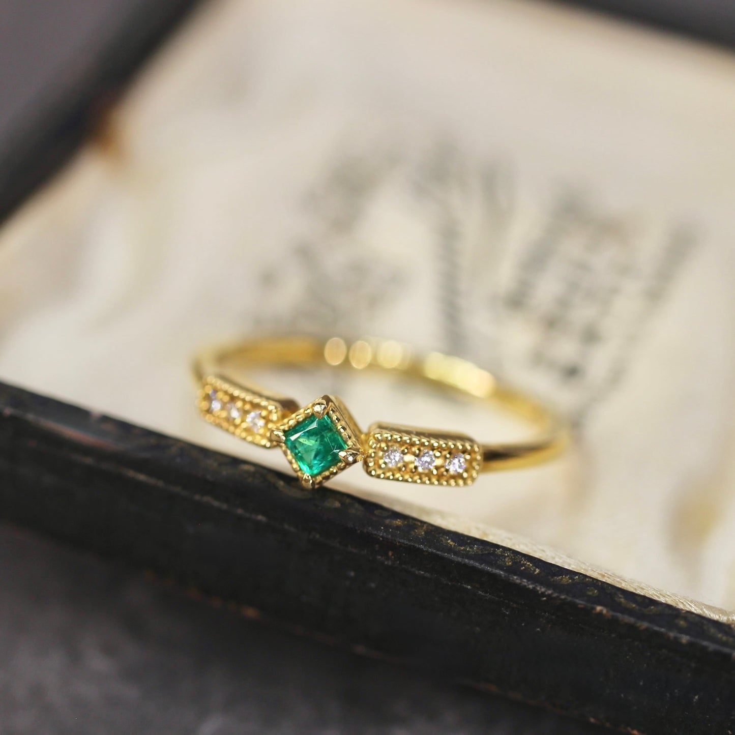 エメラルド 0.07ct ダイヤモンド 計0.03ct プリンセスカット K18YG ミルフレーム×シグナルアーム【MJ2848】