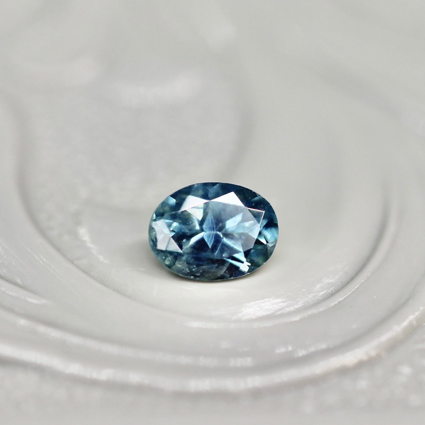 モンタナサファイア 0.21ct オーバルカット 3.8mm×2.7mm×1.5mm 【MJ2632】