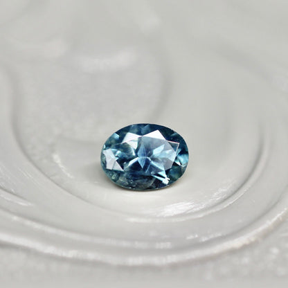 モンタナサファイア 0.21ct オーバルカット 3.8mm×2.7mm×1.5mm 【MJ2632】