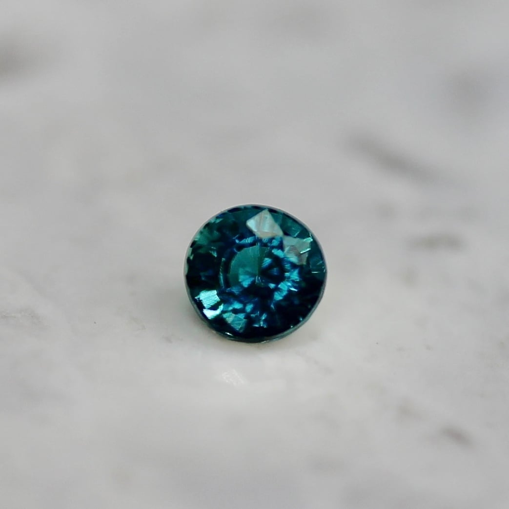 グランディディエライト 0.04ct ラウンドカット 2.2mm×2.2mm×1.8mm【MJ2693】