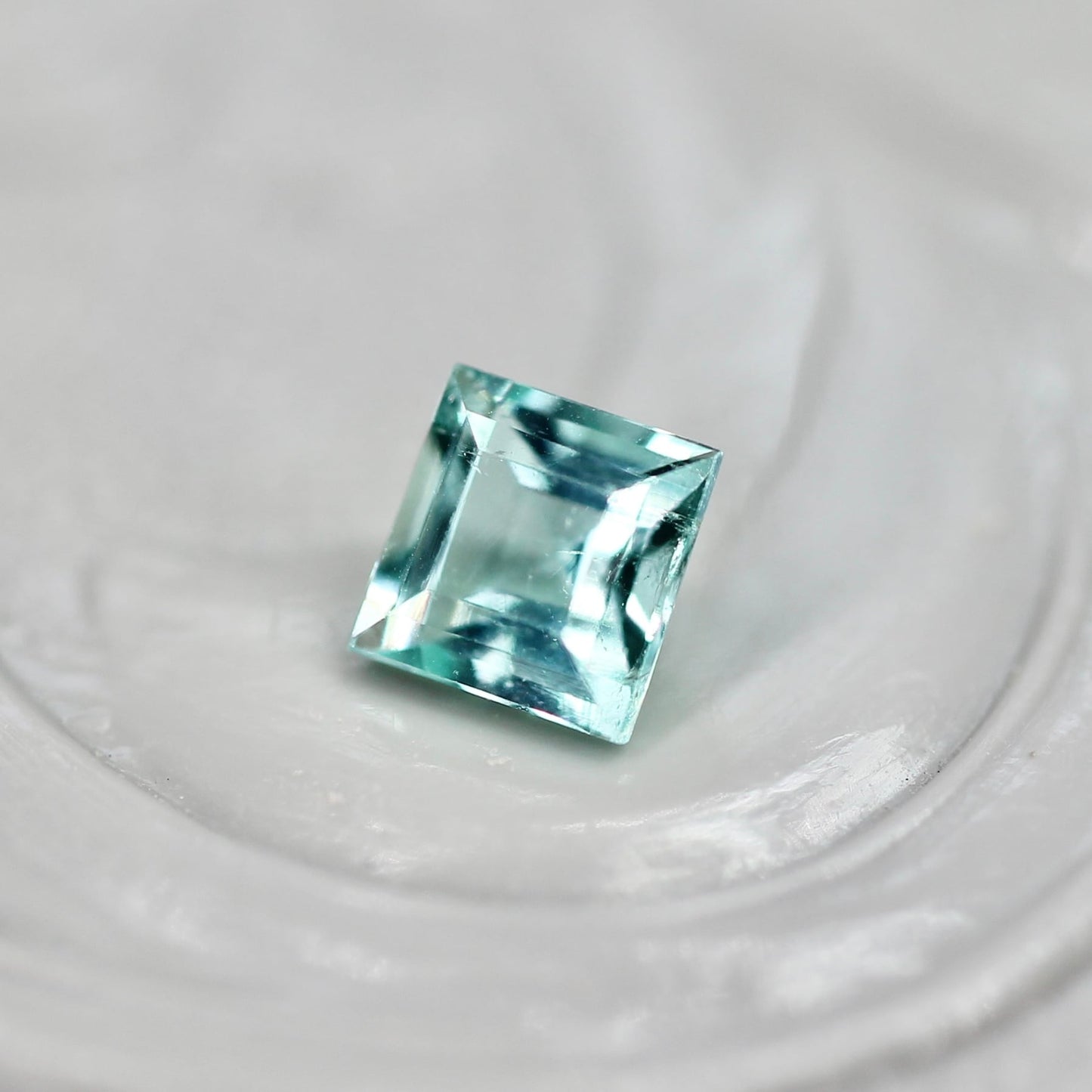 パライバカラーベリル 0.14ct スクエアカット 3.2mm×3.2mm×2.3mm【MJ2714】
