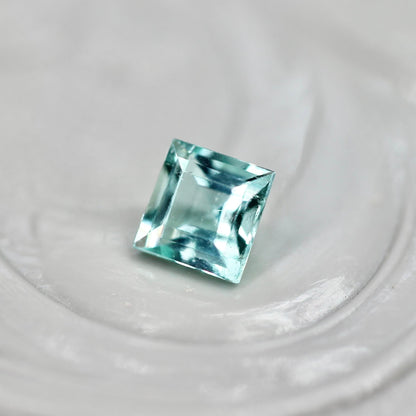 パライバカラーベリル 0.14ct スクエアカット 3.2mm×3.2mm×2.3mm【MJ2714】
