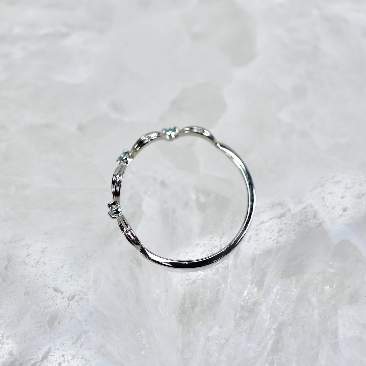 アイスブルーダイヤモンド 計0.06ct ラウンドブリリアントカット Pt900 3本爪×クラウンアーム【MJ2844】