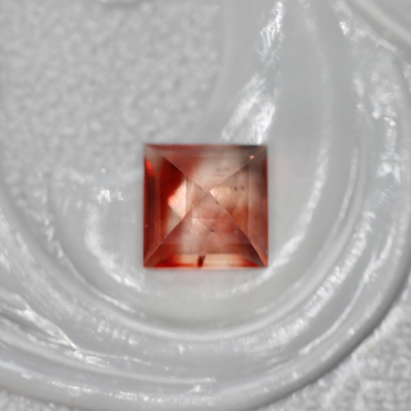 バイカラーラブラドライト 0.31ct スクエアカット 4.2mm×4.2mm×2.7mm【MJ2697】