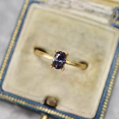 ベキリーブルーガーネット 0.59ct オーバルカット  6.0mm×4.2mm×2.9mm【MJ2563】