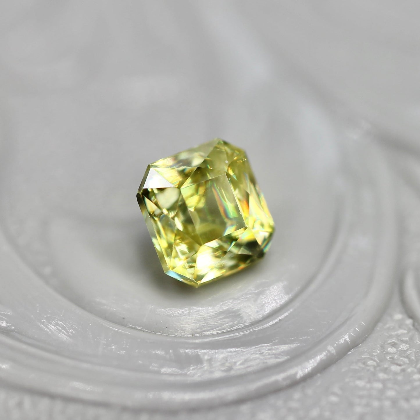 スフェーン 0.50ct ラディアントミックスカット 4.0mm×3.7mm×2.8mm【MJ2724】