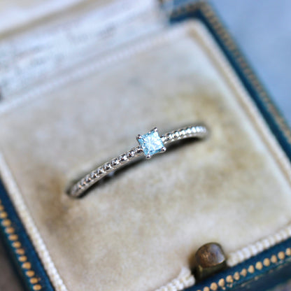 プリンセスカット アイスブルーダイヤモンド0.119ct 4本爪×ドットアーム Pt900 プラチナリング