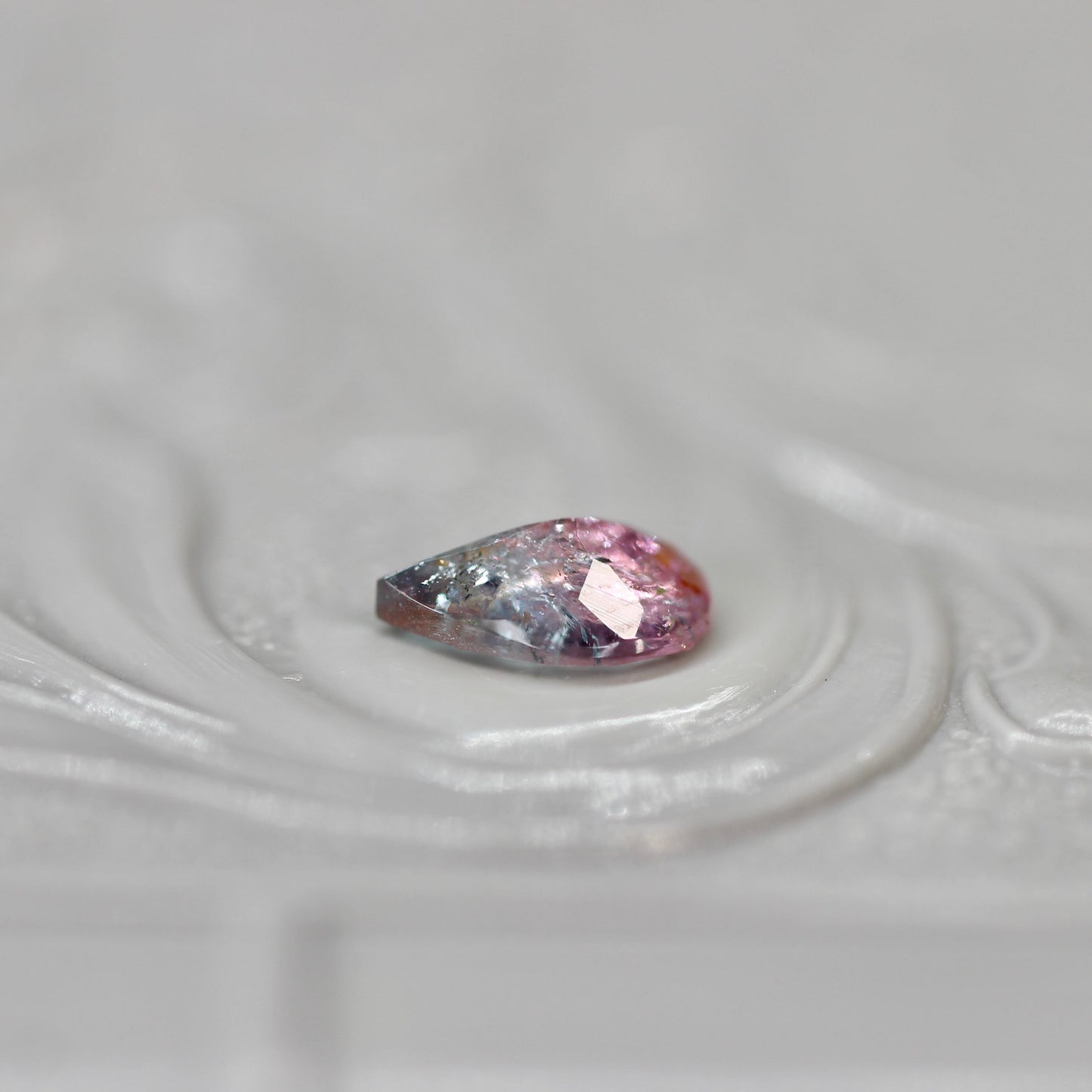 ペアシェイプ パーティーカラード トルマリン 0.34ct  5.7mm×3.6mm×1.9mm【MJ2572】