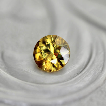 スフェーン 0.26ct 4mm 【MJ2427】