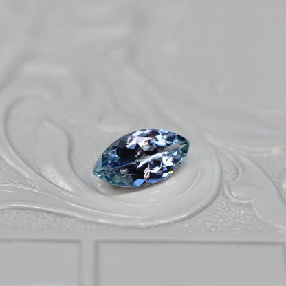 バイカラーゾイサイト 1.10ct マーキスカット 5.1mm×9.9mm×3.4mm【MJ2594】