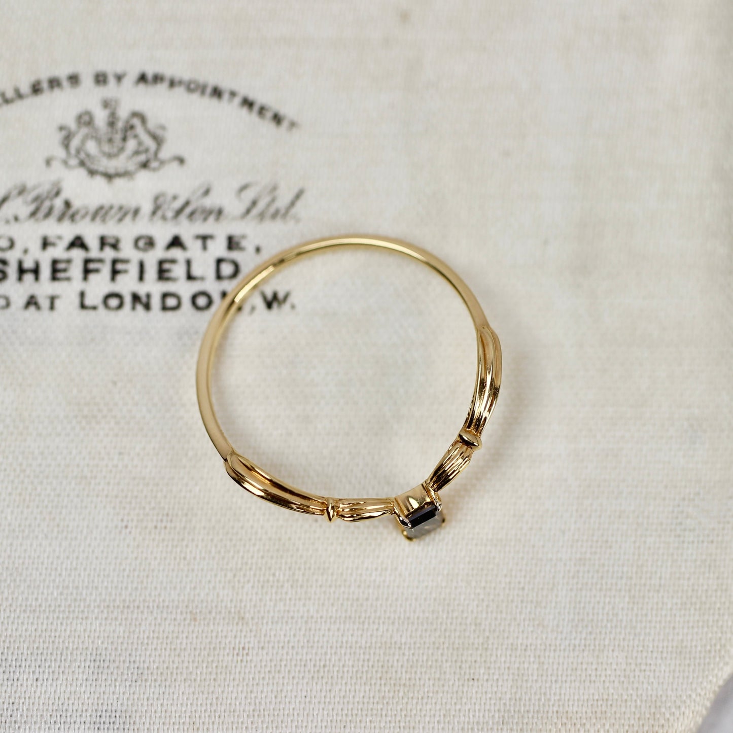 ナチュラルダイヤモンド 0.14ct K10YG エメラルドカット 4本爪(プレーン)×アンティークVアーム【MJ2843】