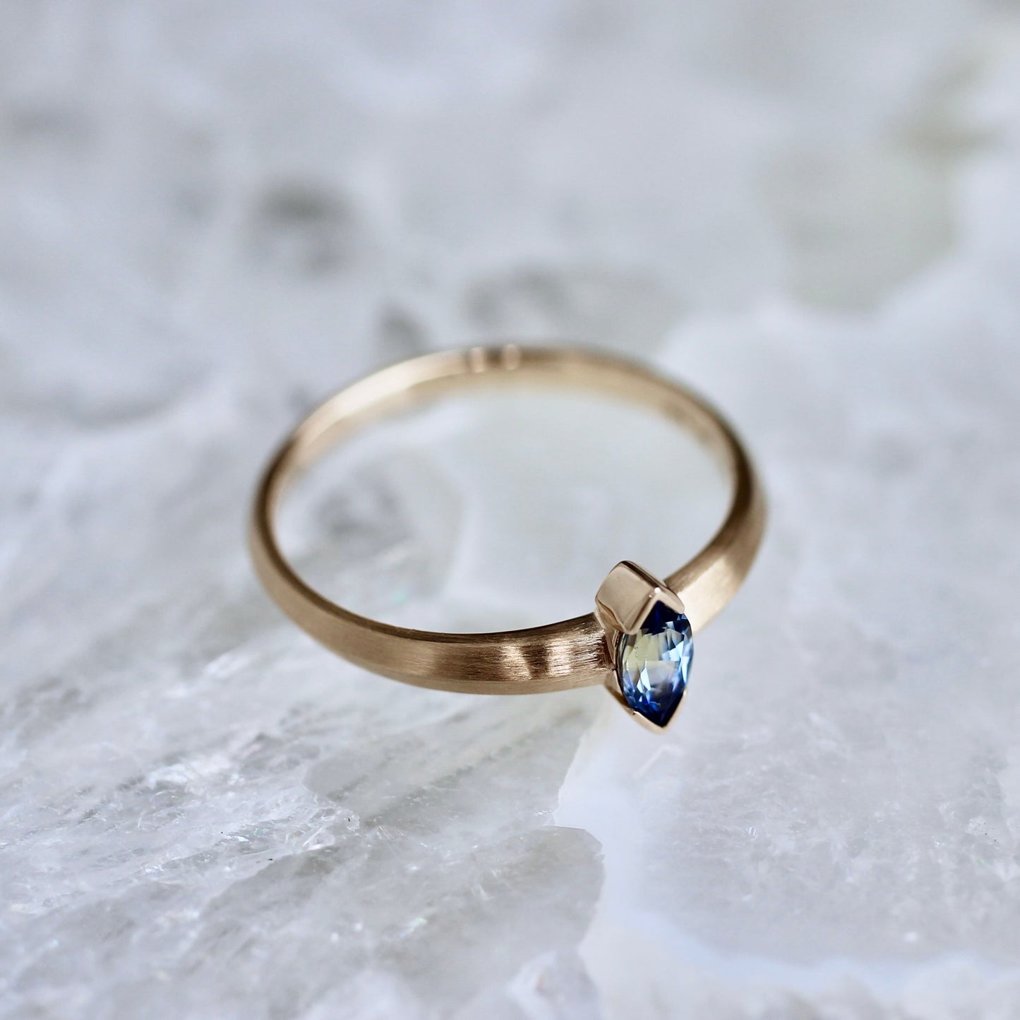 バイカラーサファイア 0.24ct マーキスカット K10YG リング 【MJ2454】