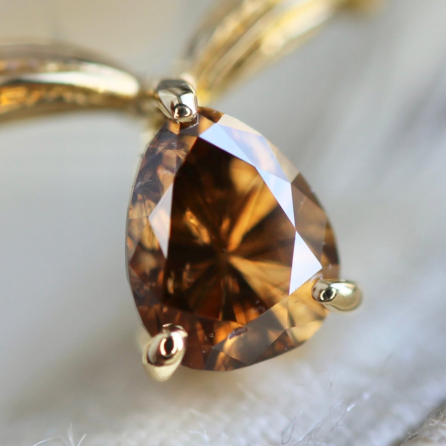 コニャックブラウンダイヤモンド0.218ct 3本爪×アンティークVアーム K18YG リング 【MJ2410】