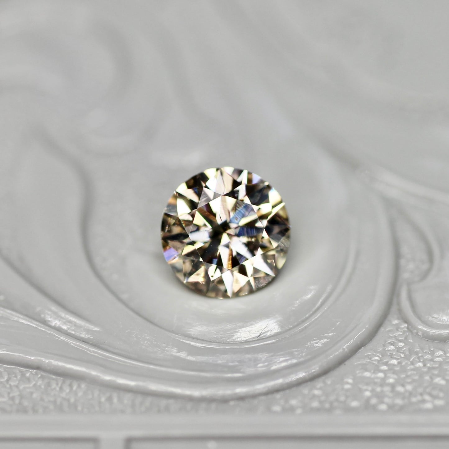 シャンパンブラウンダイヤモンド 0.664ct  VS-2 Very Good ラウンドブリリアントカット【MJ2680】