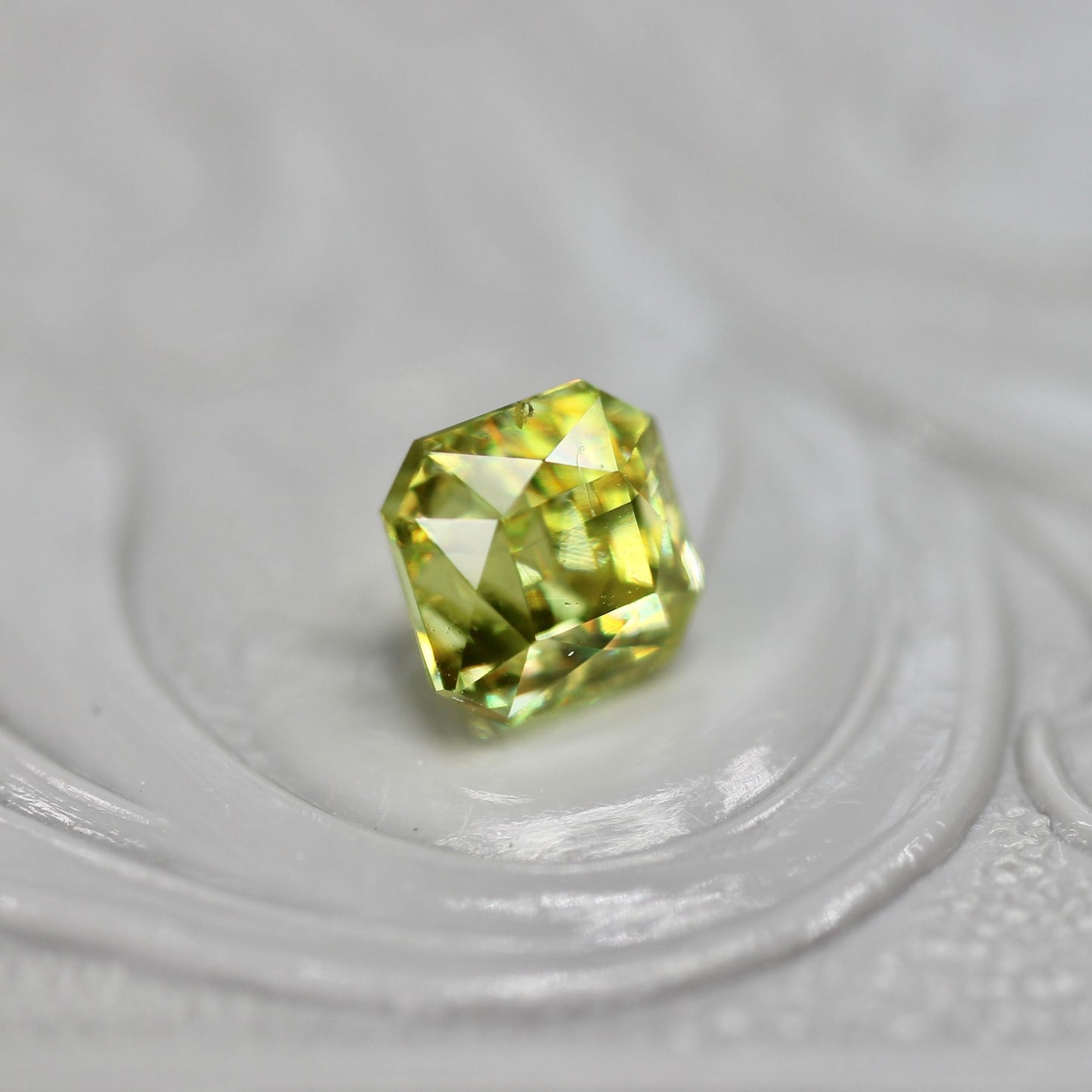 スフェーン 0.82ct ラディアントミックスカット 4.3mm×4.4mm×4.0mm【MJ2722】