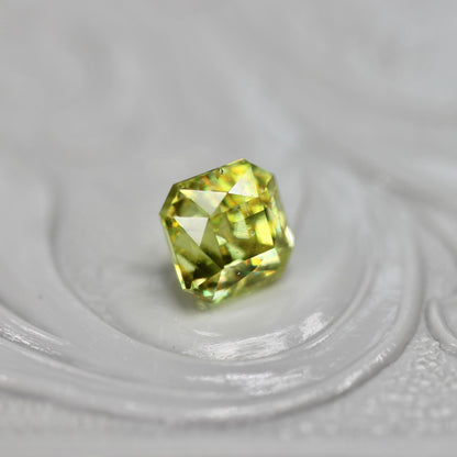 スフェーン 0.82ct ラディアントミックスカット 4.3mm×4.4mm×4.0mm【MJ2722】